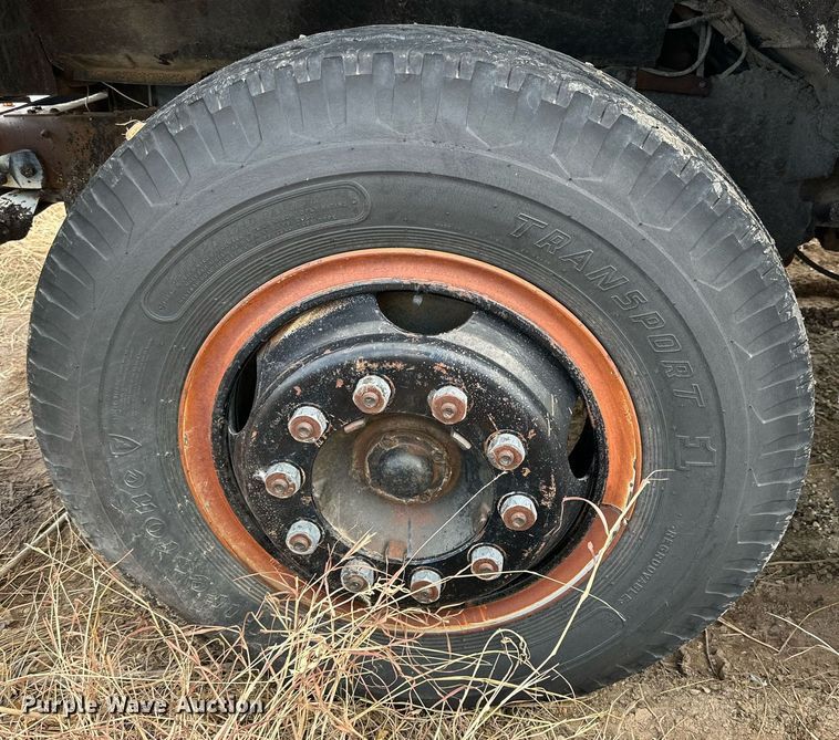 image for item IB9285 1971 Ford F750 oil distributor truck