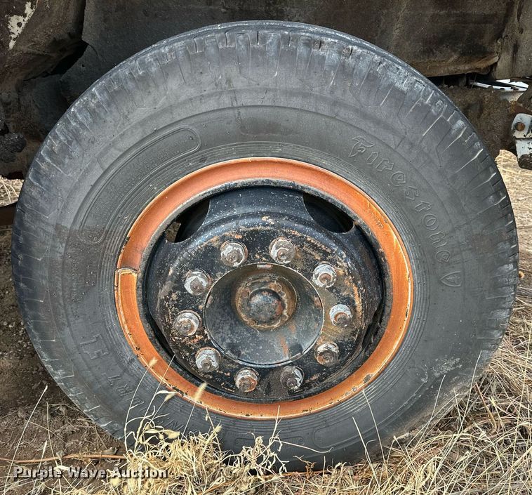 image for item IB9285 1971 Ford F750 oil distributor truck