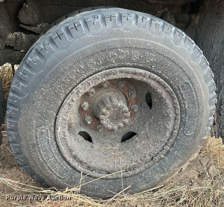 image for item IB9285 1971 Ford F750 oil distributor truck