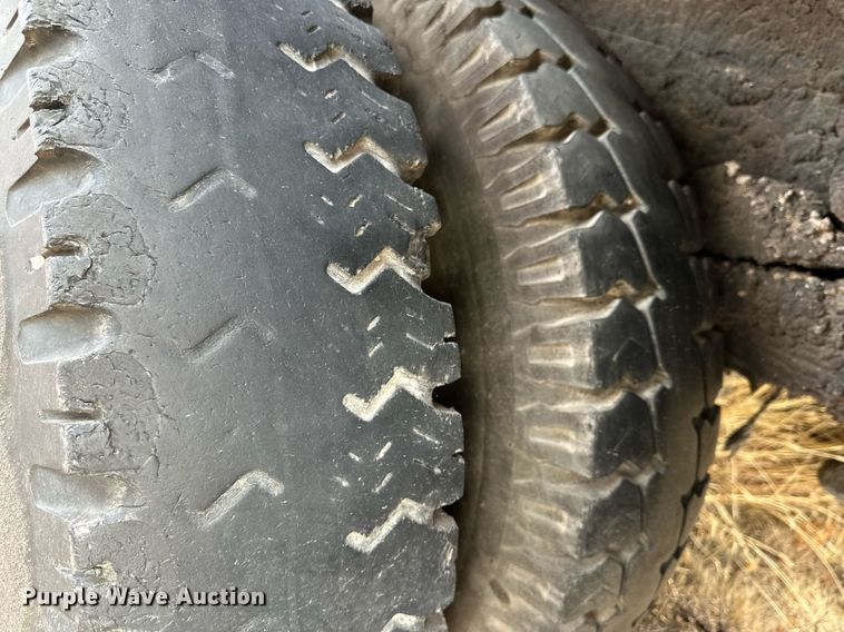 image for item IB9285 1971 Ford F750 oil distributor truck