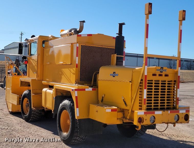 image for item JZ9852 1982 Oshkosh H-2218 snow blower truck