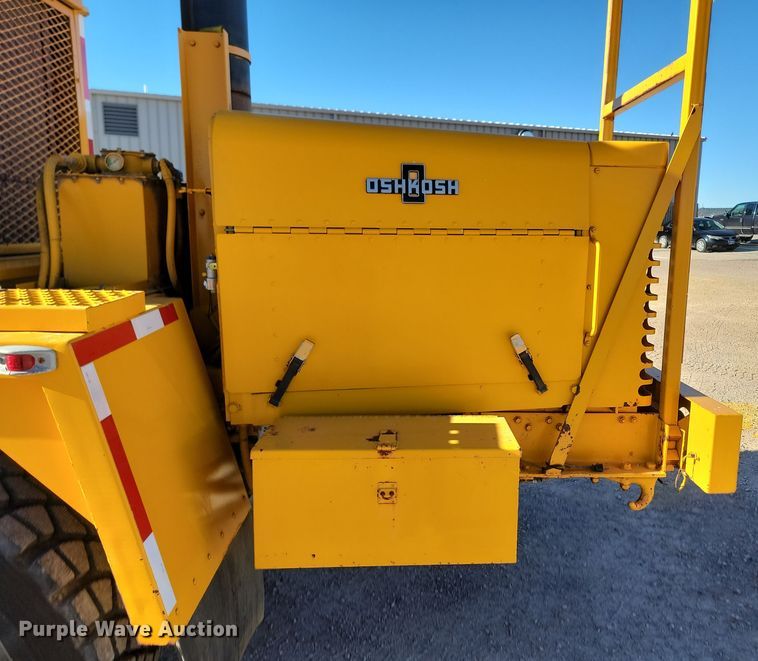 image for item JZ9852 1982 Oshkosh H-2218 snow blower truck