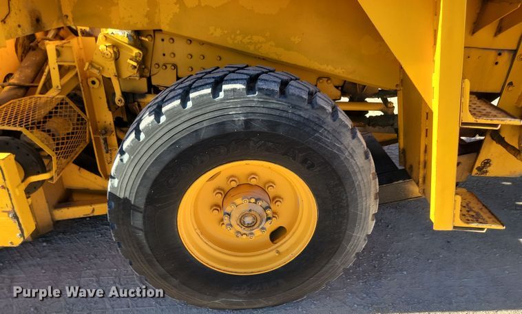 image for item JZ9852 1982 Oshkosh H-2218 snow blower truck