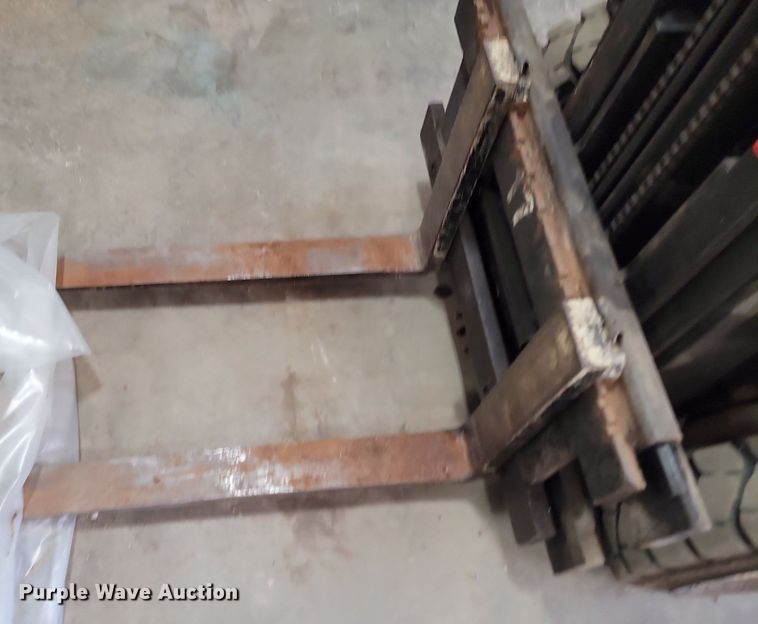 image for item LA9616 Yale GLP040AENUAE079 forklift