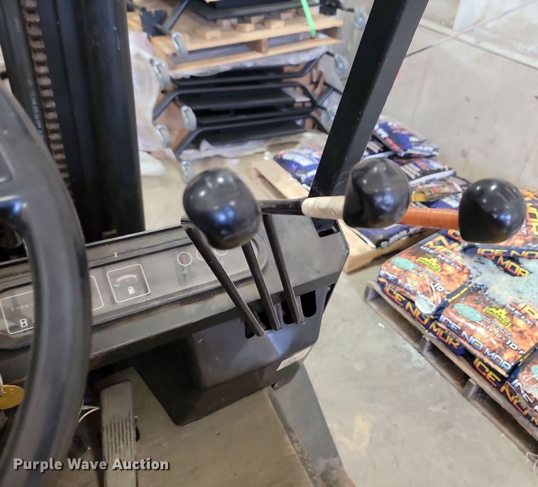 image for item LA9616 Yale GLP040AENUAE079 forklift