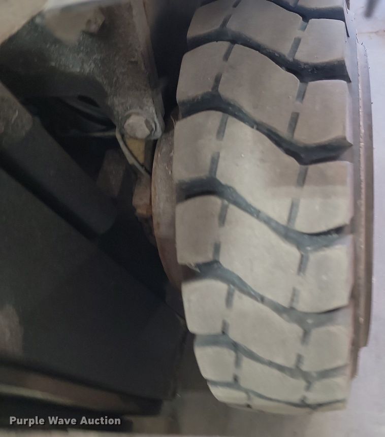 image for item LA9616 Yale GLP040AENUAE079 forklift