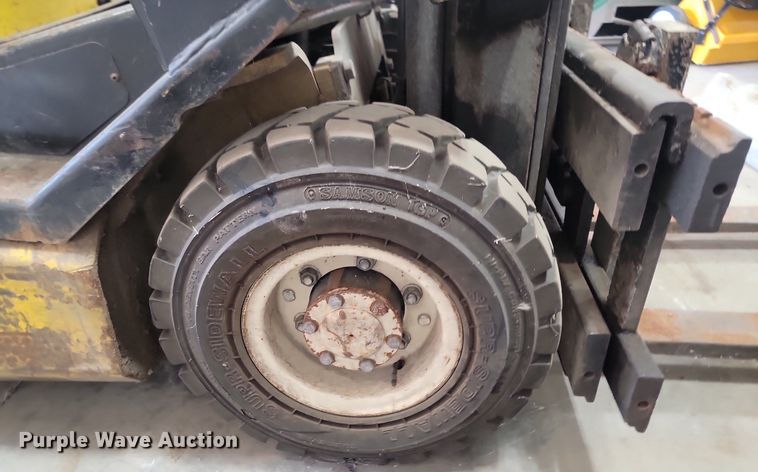 image for item LA9616 Yale GLP040AENUAE079 forklift