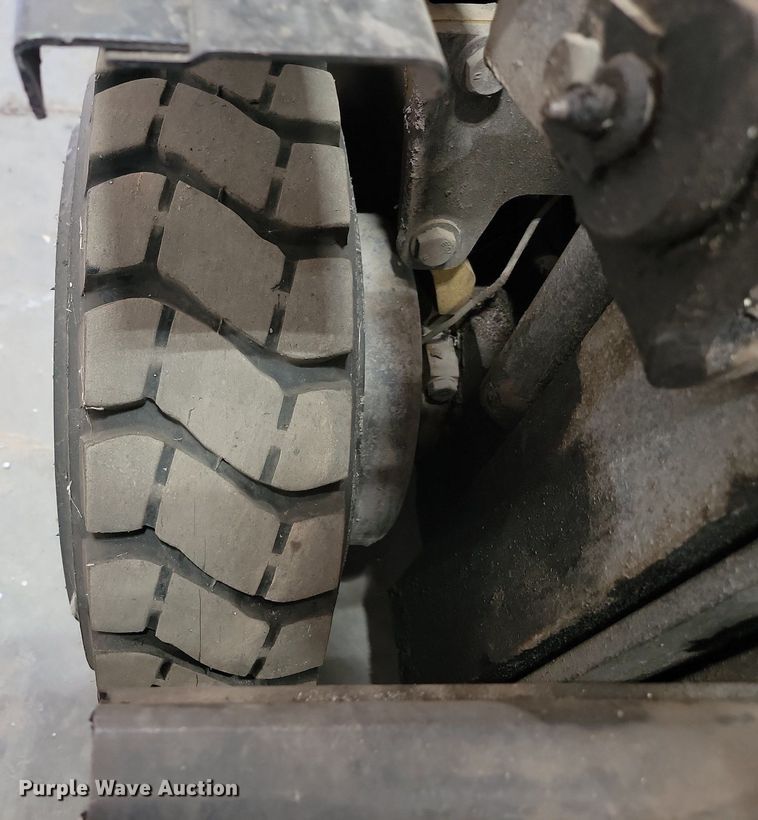 image for item LA9616 Yale GLP040AENUAE079 forklift