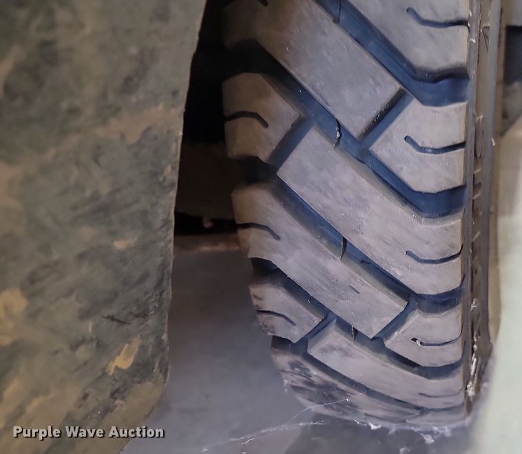 image for item LA9616 Yale GLP040AENUAE079 forklift