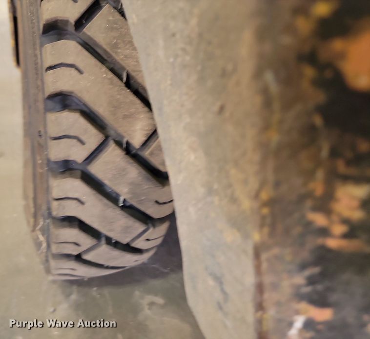 image for item LA9616 Yale GLP040AENUAE079 forklift