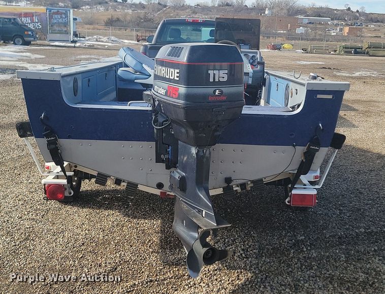 image for item LA9624 1996 Lund Pro V DLX boat