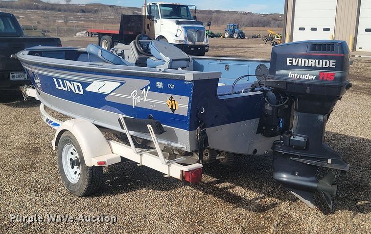 image for item LA9624 1996 Lund Pro V DLX boat