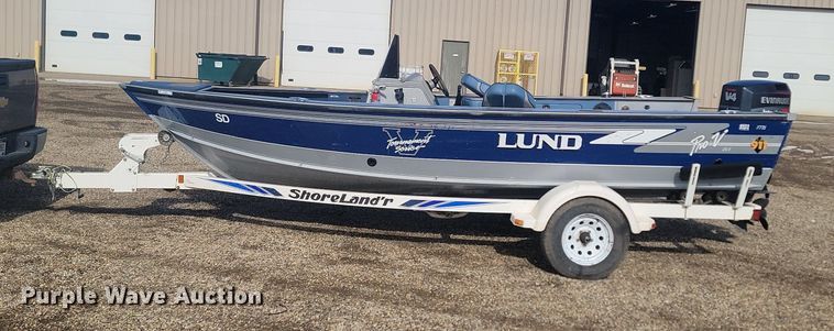 image for item LA9624 1996 Lund Pro V DLX boat