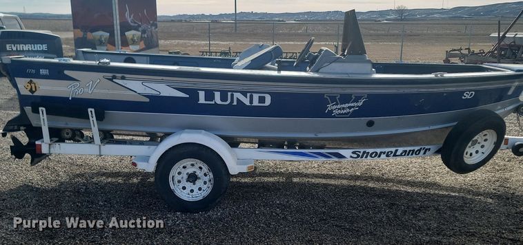 image for item LA9624 1996 Lund Pro V DLX boat