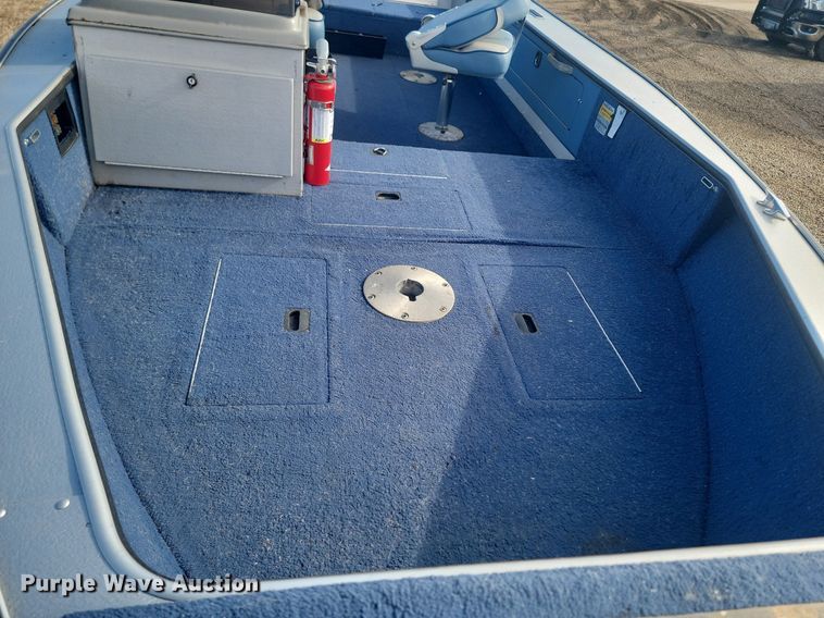 image for item LA9624 1996 Lund Pro V DLX boat