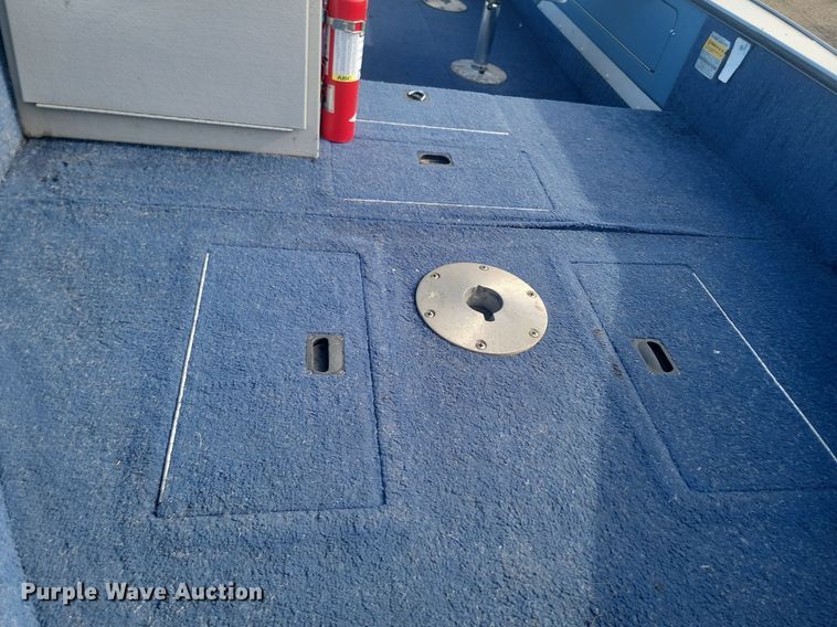 image for item LA9624 1996 Lund Pro V DLX boat