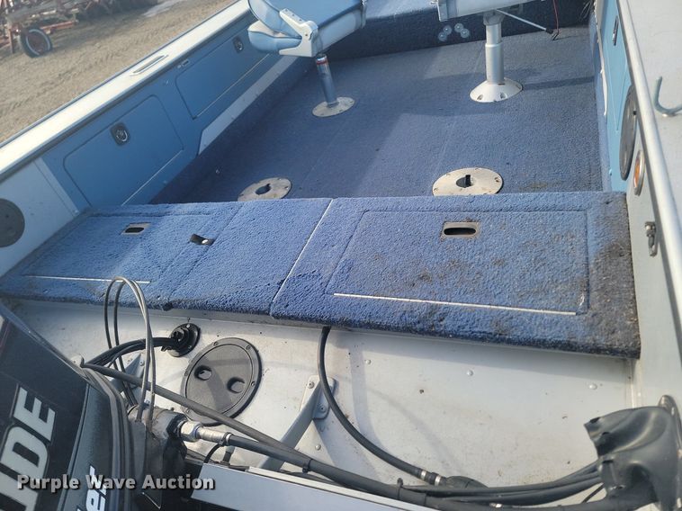 image for item LA9624 1996 Lund Pro V DLX boat