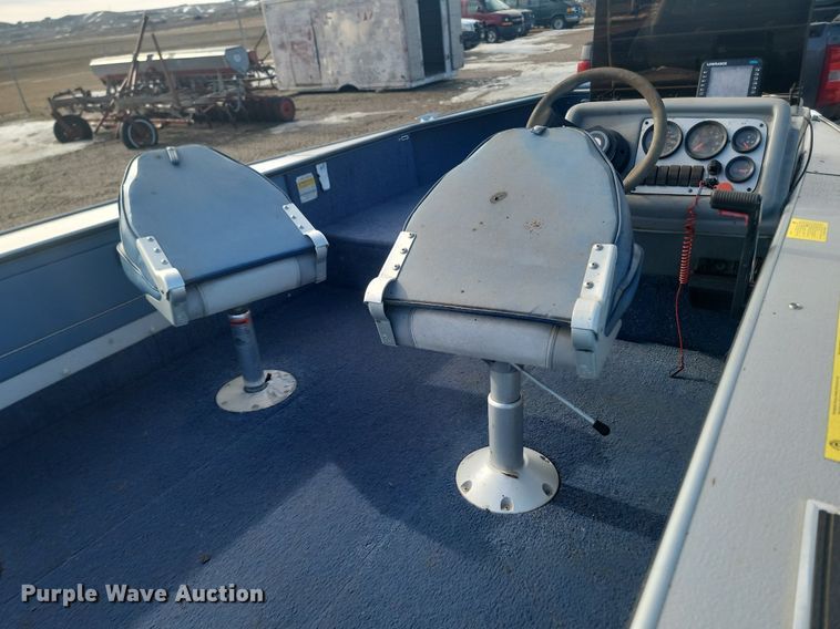 image for item LA9624 1996 Lund Pro V DLX boat