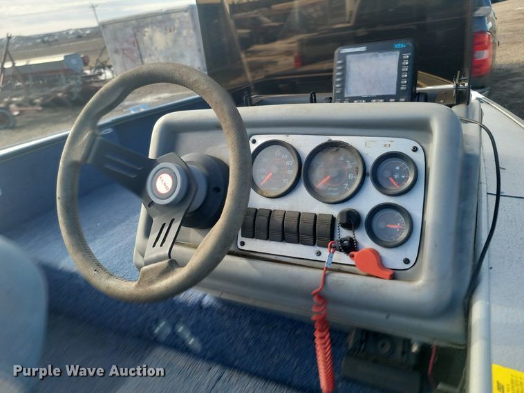 image for item LA9624 1996 Lund Pro V DLX boat