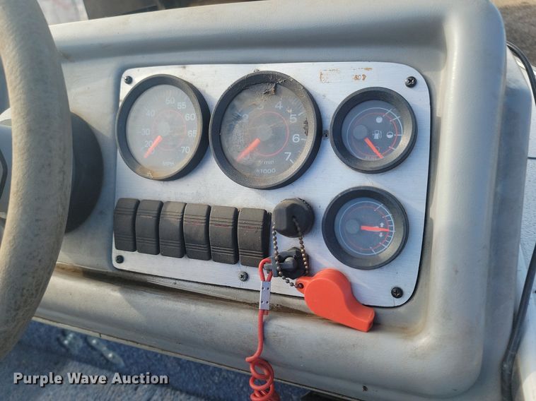 image for item LA9624 1996 Lund Pro V DLX boat