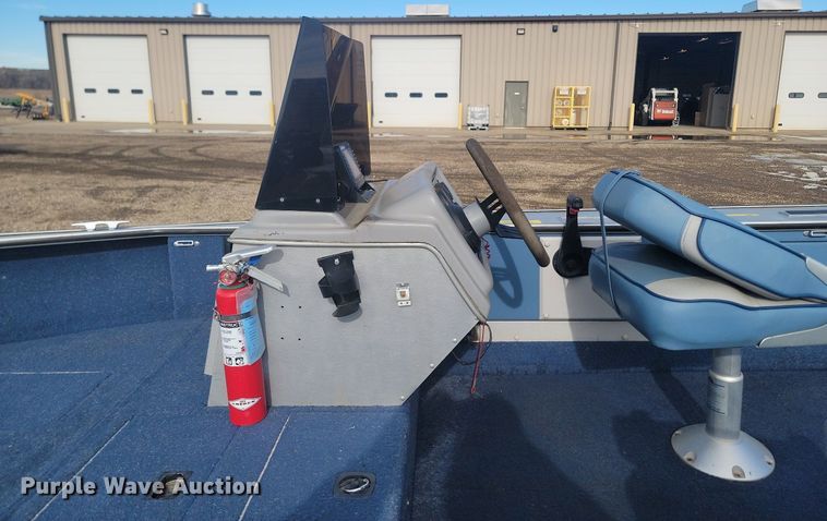 image for item LA9624 1996 Lund Pro V DLX boat