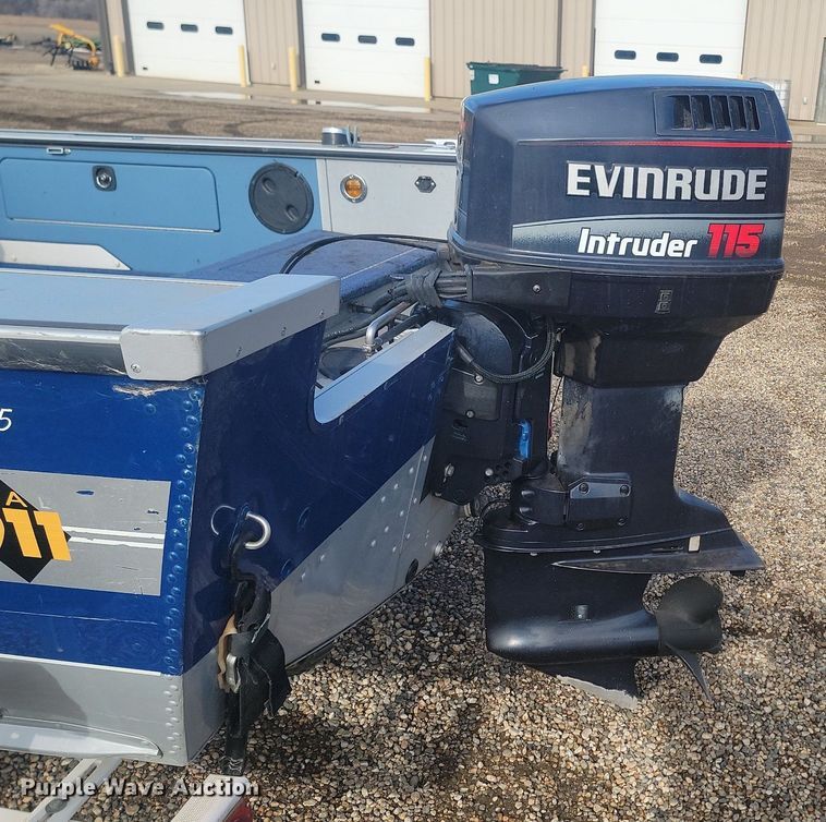 image for item LA9624 1996 Lund Pro V DLX boat