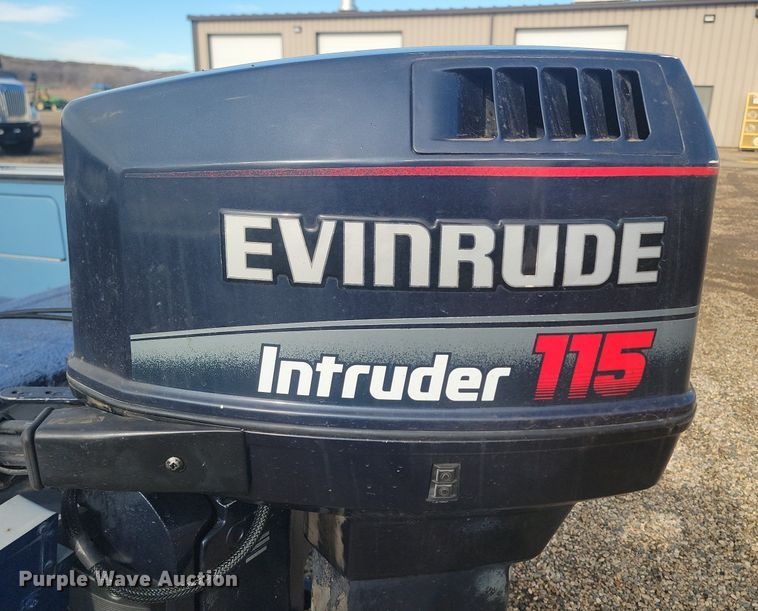 image for item LA9624 1996 Lund Pro V DLX boat