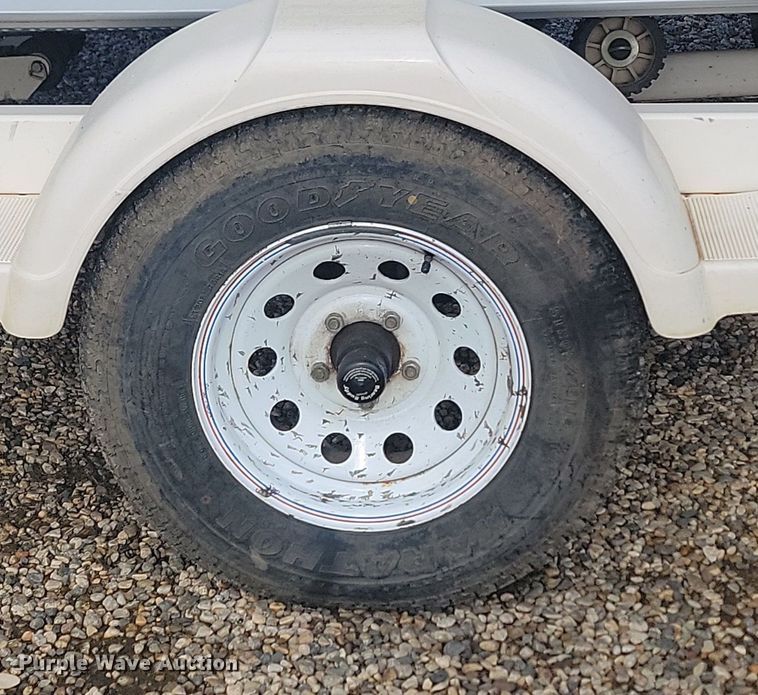 image for item LA9624 1996 Lund Pro V DLX boat