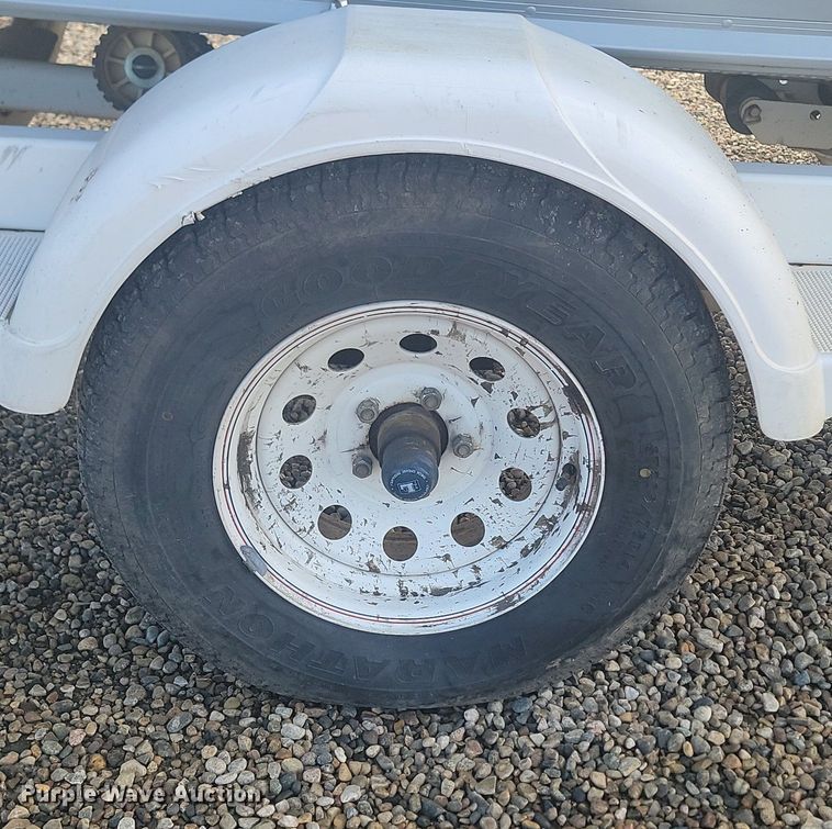 image for item LA9624 1996 Lund Pro V DLX boat