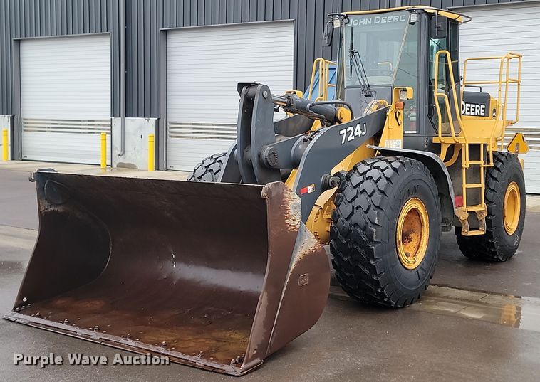 image for item LA9646 2004 John Deere 724J wheel loader