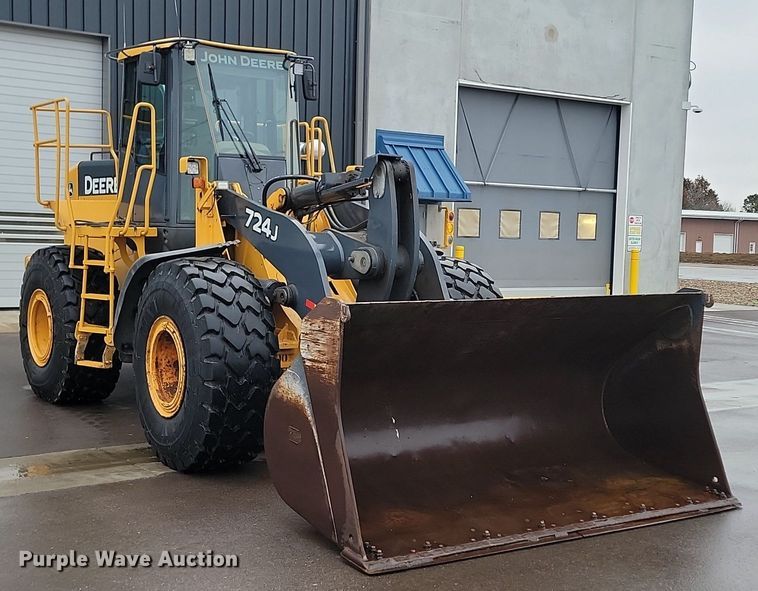 image for item LA9646 2004 John Deere 724J wheel loader