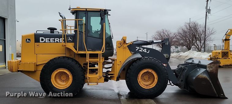 image for item LA9646 2004 John Deere 724J wheel loader
