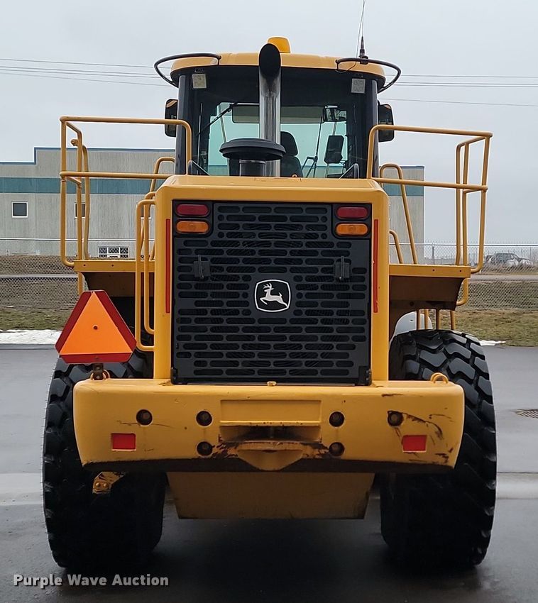 image for item LA9646 2004 John Deere 724J wheel loader
