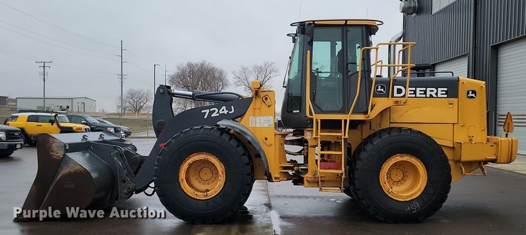 image for item LA9646 2004 John Deere 724J wheel loader
