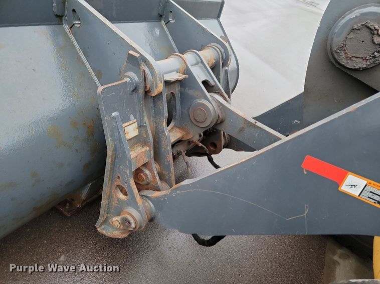 image for item LA9646 2004 John Deere 724J wheel loader