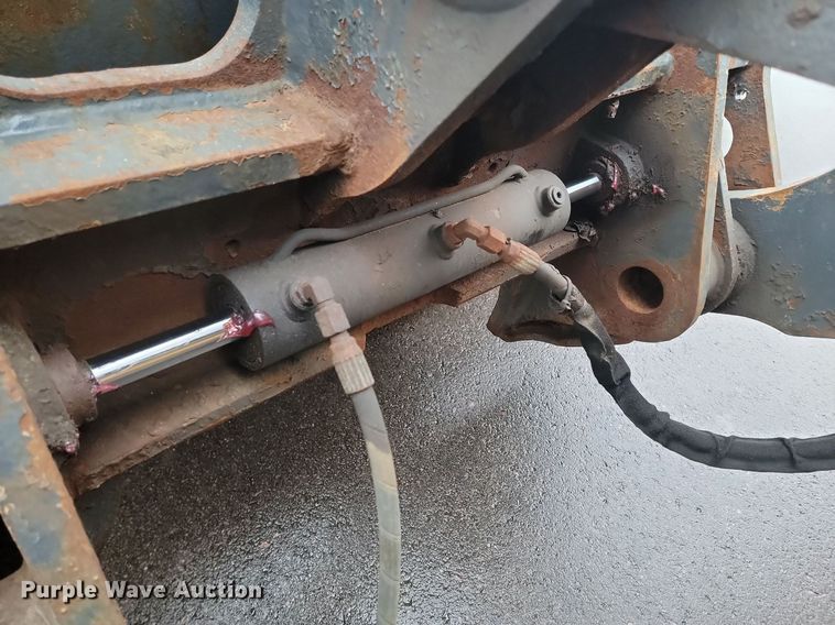 image for item LA9646 2004 John Deere 724J wheel loader