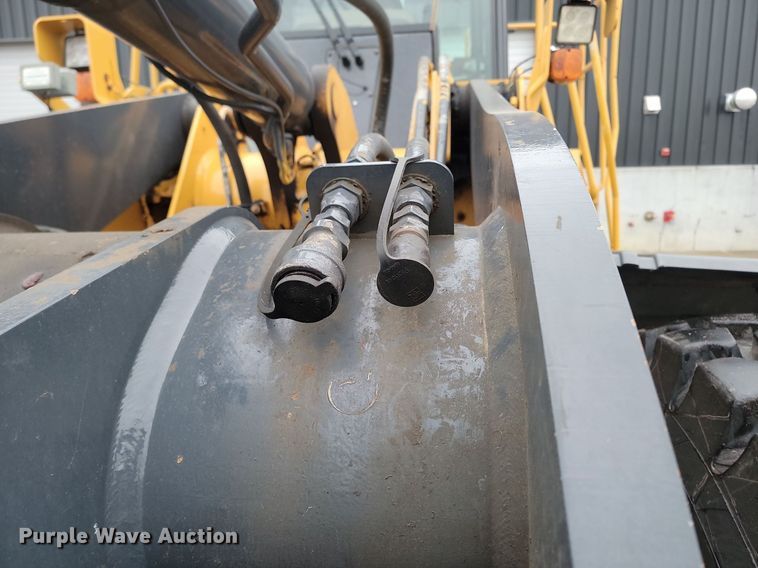 image for item LA9646 2004 John Deere 724J wheel loader