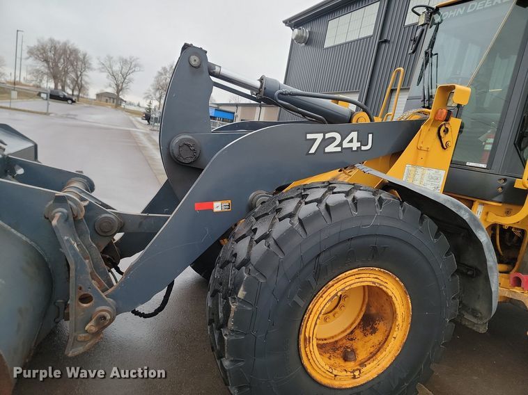 image for item LA9646 2004 John Deere 724J wheel loader