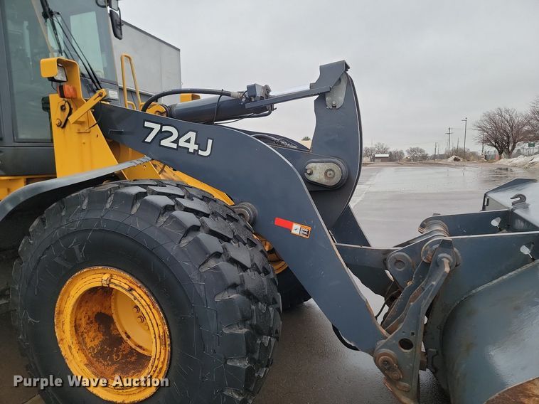 image for item LA9646 2004 John Deere 724J wheel loader
