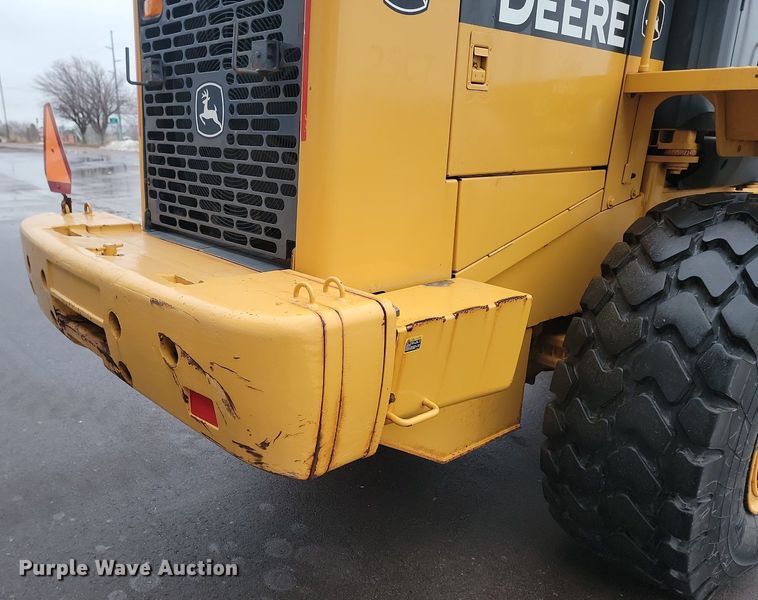 image for item LA9646 2004 John Deere 724J wheel loader