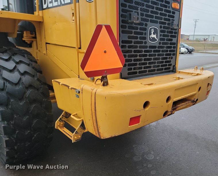 image for item LA9646 2004 John Deere 724J wheel loader