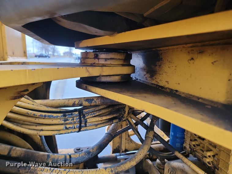 image for item LA9646 2004 John Deere 724J wheel loader