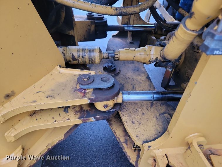 image for item LA9646 2004 John Deere 724J wheel loader