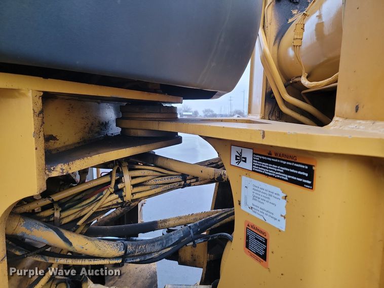 image for item LA9646 2004 John Deere 724J wheel loader