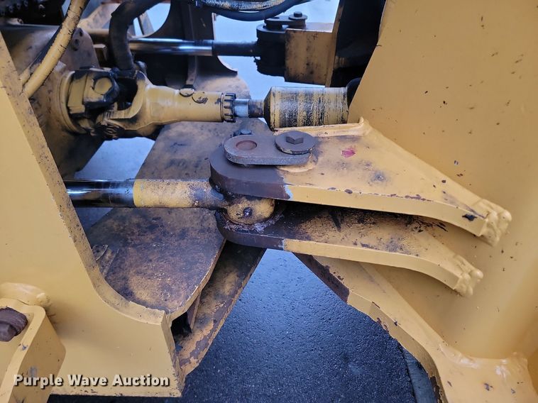 image for item LA9646 2004 John Deere 724J wheel loader