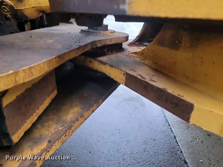 image for item LA9646 2004 John Deere 724J wheel loader