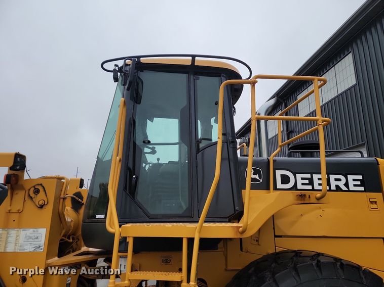 image for item LA9646 2004 John Deere 724J wheel loader