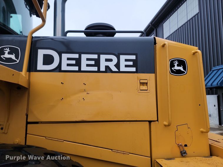 image for item LA9646 2004 John Deere 724J wheel loader