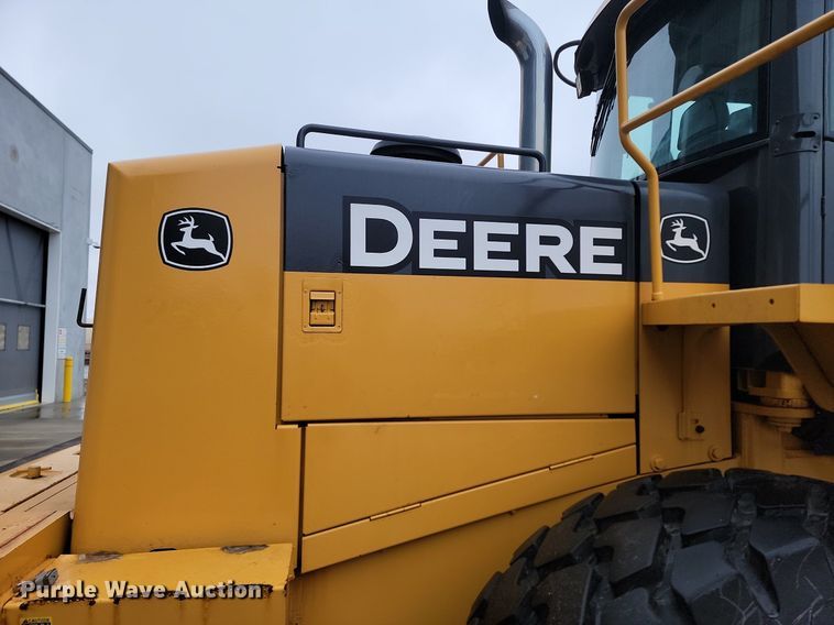 image for item LA9646 2004 John Deere 724J wheel loader