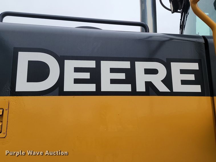 image for item LA9646 2004 John Deere 724J wheel loader